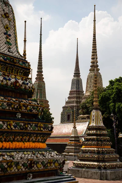 Vista de três pagodes do templo de Buda Esmeralda em Bancoc — Fotografia de Stock