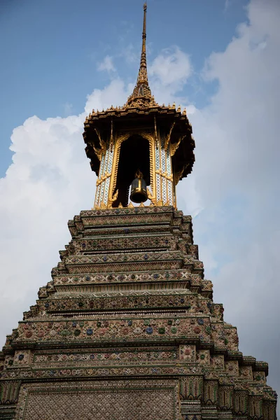 Blick auf einen Kirchturm von einem thailändischen Tempel in Bangkok — Stockfoto