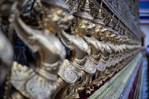 从曼谷皇家寺庙对齐的雕像的近距离视图 — 图库照片