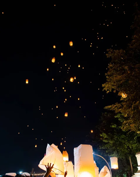 People releasing paper lanterns during Loi Krathong and Yi Peng — Stock Photo, Image