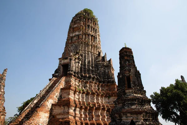 Vista de um pagode das ruínas do templo de Ayutthaya na Tailândia com céu azul no fundo — Fotografia de Stock