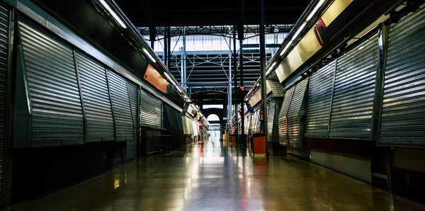 Kapalı mağazalar ve standları ile iç mekan pazarı