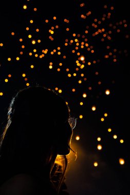 Güzel kadın silüi portre, Tayland arka planda bokeh olarak Loy Krathong kağıt fenerleri bakıyor