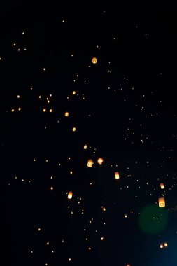Loi Krathong ve yi Peng gece gökyüzünde kağıt fenerler yayımladı