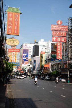 20 Kasım, 2018-Bangkok (Tayland)-birçok mağaza reklam panoları panelleri ile Bangkok Chinatown yolu