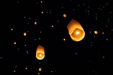Loi Krathong ve yi Peng gece gökyüzünde kağıt fenerler yayımladı