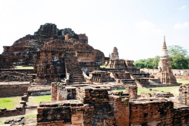 Güneş ışığı ve GRE ile Ayutthaya berbat tapınak uzak manzaralar