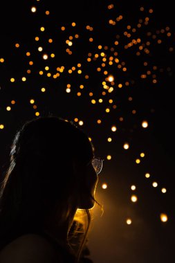 Güzel kadın silüi portre, Tayland arka planda bokeh olarak Loy Krathong kağıt fenerleri bakıyor