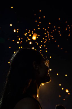Güzel kadın silüi portre, Tayland arka planda bokeh olarak Loy Krathong kağıt fenerleri bakıyor