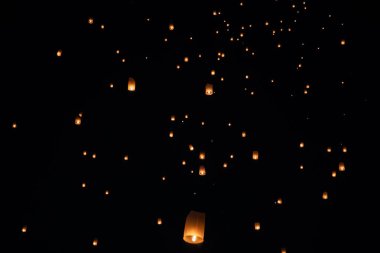 Loi Krathong ve yi Peng gece gökyüzünde kağıt fenerler yayımladı