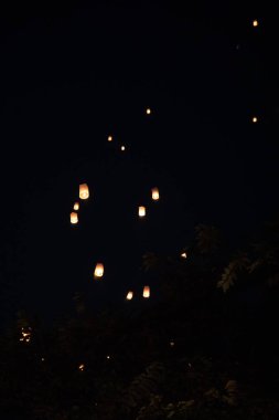 Loi Krathong ve yi Peng gece gökyüzünde kağıt fenerler yayımladı
