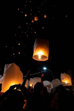 İnsanlar Loi Krathong ve yi Peng sırasında kağıt fenerler serbest 