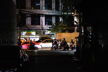 Araba hareket ile Bangkok sokak gece görünümü