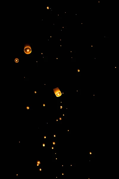 Loi Krathong ve yi Peng gece gökyüzünde kağıt fenerler yayımladı