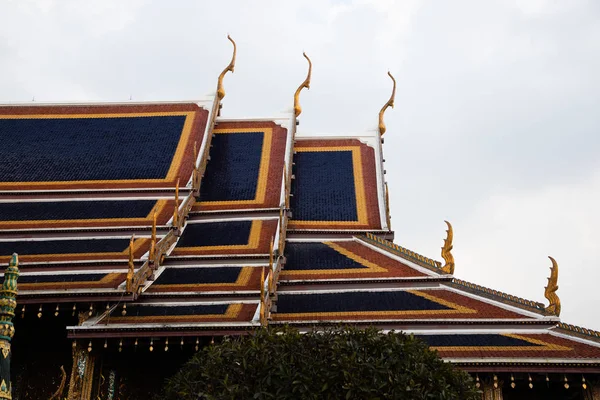 Seitenansicht des Daches des smaragdgrünen Tempels in Bangkok — Stockfoto