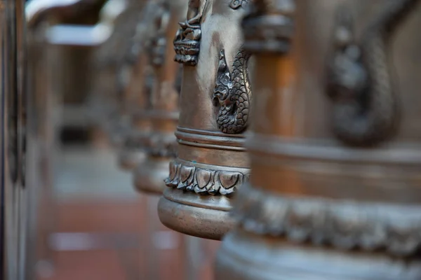 Бронзові дзвони вид зору в храмі в Бангкоку — стокове фото