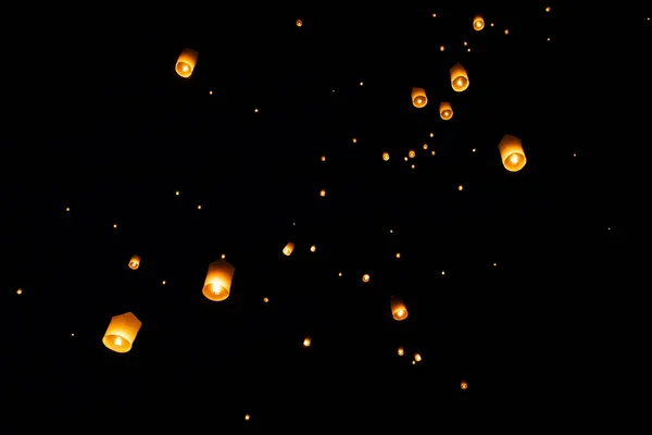 Loi Krathong en Yi Peng brachten papieren lantaarns aan de hemel tijdens de nacht — Stockfoto