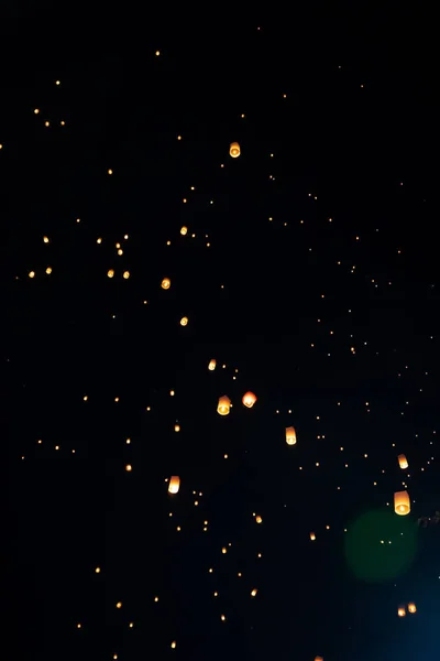 Loi Krathong y Yi Peng lanzaron linternas de papel en el cielo durante la noche —  Fotos de Stock