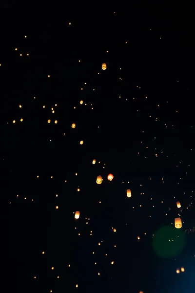 Loi Krathong ve yi Peng gece gökyüzünde kağıt fenerler yayımladı