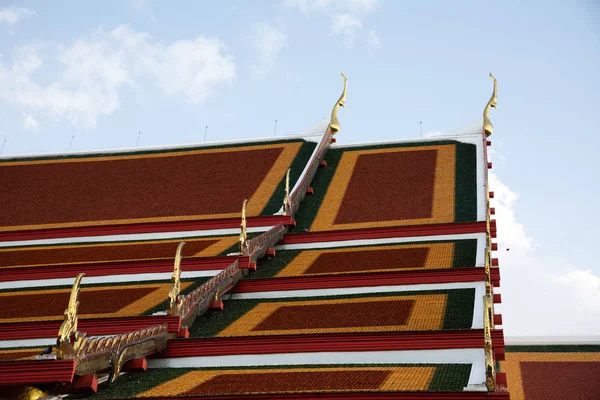 Sidoutsikt över taket på det kungliga templet i Bangkok med blå och vit himmel — Stockfoto