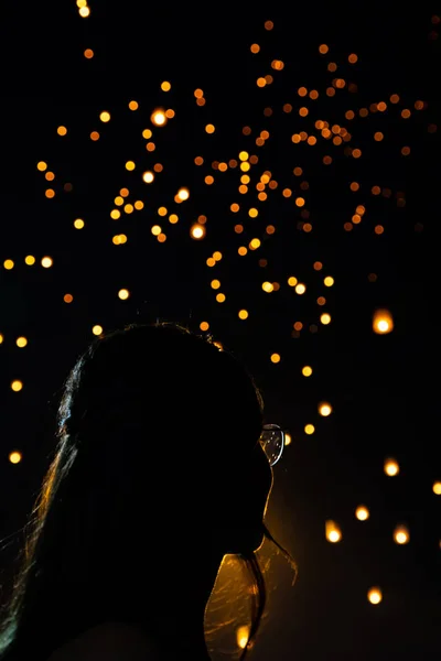 Bella donna silhouett ritratto guardando Loy Krathong lanterne di carta come bokeh sullo sfondo in Thailandia — Foto Stock