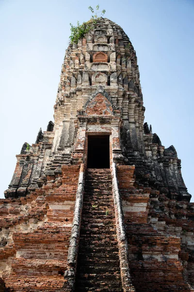 Vista de um pagode das ruínas do templo de Ayutthaya na Tailândia com céu azul no fundo — Fotografia de Stock