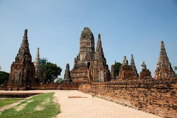 Avlägsen utsikt över Ayutthaya ruin Temple med solljus och grönt gräs — Stockfoto