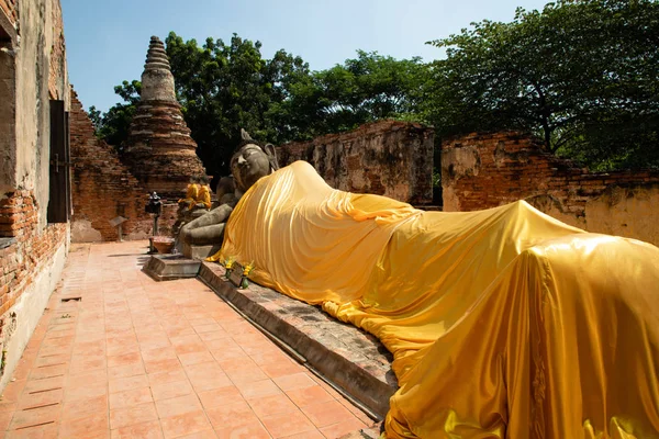 Relajante estatua de Buda en Ayutthaya arruinado templo cubierto con un manto de oro — Foto de Stock