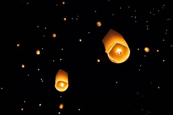 Loi Krathong en Yi Peng brachten papieren lantaarns aan de hemel tijdens de nacht — Stockfoto