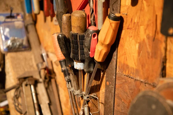 Diversi cacciaviti e altri strumenti in garage — Foto Stock