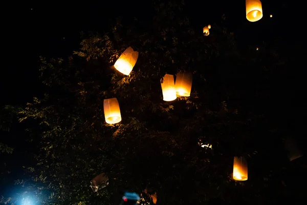 Loi Krathong and Yi Peng released paper lanterns on the sky during night — Stock Photo, Image