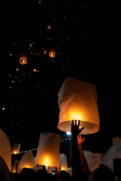 Oigenkännlig man släpper papper lykta under Loi Krathong a — Stockfoto