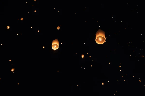 Loi Krathong e Yi Peng rilasciarono lanterne di carta sul cielo durante la notte — Foto Stock