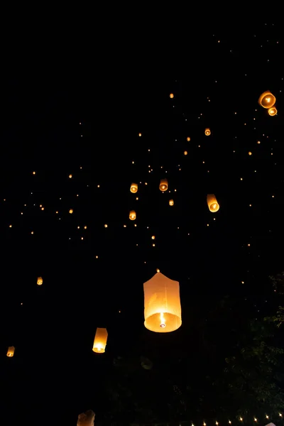 Loi Krathong and Yi Peng released paper lanterns on the sky during night — Stock Photo, Image