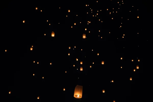 Loi Krathong and Yi Peng released paper lanterns on the sky during night — Stock Photo, Image