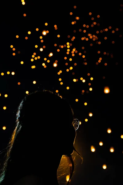 Güzel kadın silüi portre, Tayland arka planda bokeh olarak Loy Krathong kağıt fenerleri bakıyor
