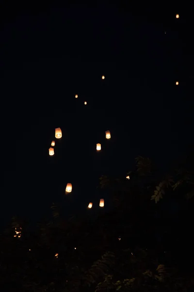 Loi Krathong e Yi Peng rilasciarono lanterne di carta sul cielo durante la notte — Foto Stock