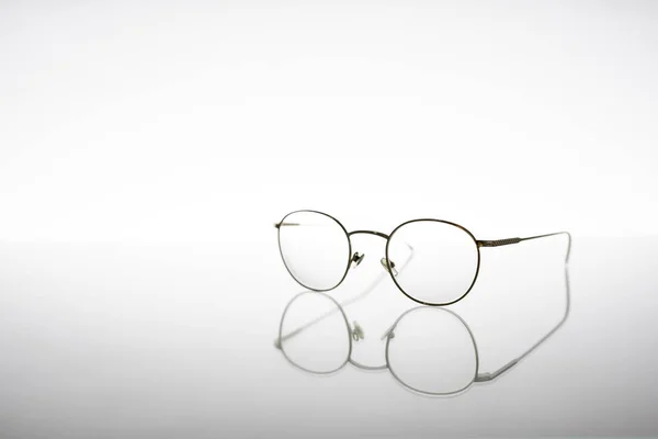 Óculos metálicos dourados para problemas de visão ou proteção, isolados sobre fundo branco — Fotografia de Stock