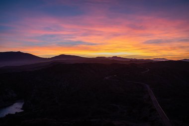 Cap de Creus'ta kopya alanı ile gün batımı gökyüzü görünümü