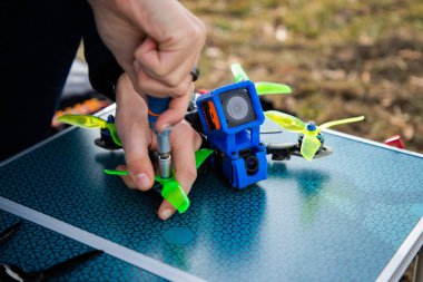 Tamir edilen bir dronun yakın görünümü