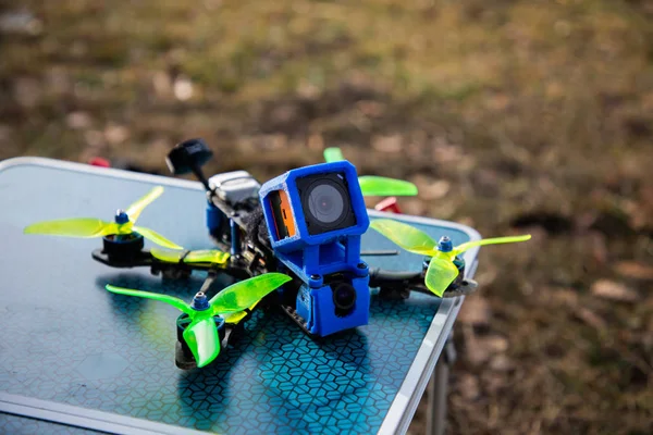 Vista ravvicinata di un drone rasi al suolo — Foto Stock