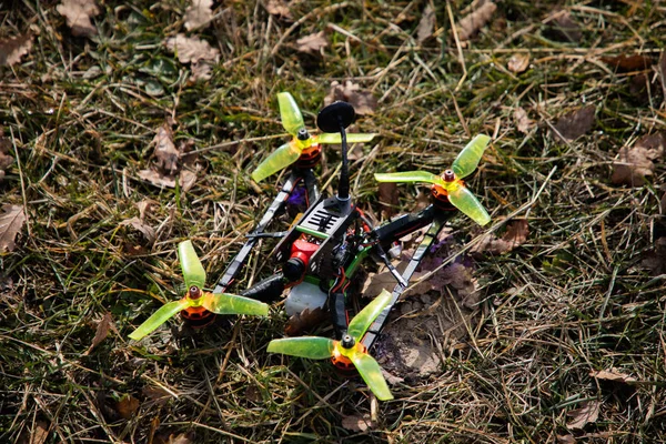 Sopra la vista di un drone statico nell'erba — Foto Stock