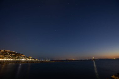 Deniz üzerinde yıldızile gökyüzünün gece uzun pozlama