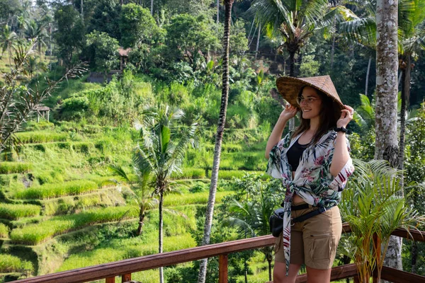 Mooie vrouw met Aziatische hoed op rijstterras in Bali (Indonesië) — Stockfoto
