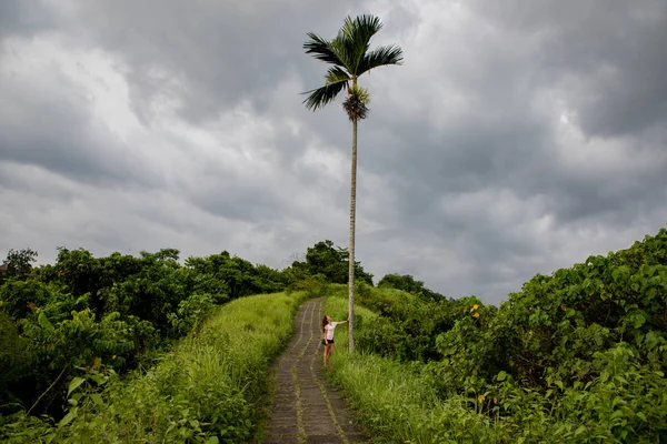 Mulher bonita caminhadas no caminho telhas famosas cercado por arroz f — Fotografia de Stock