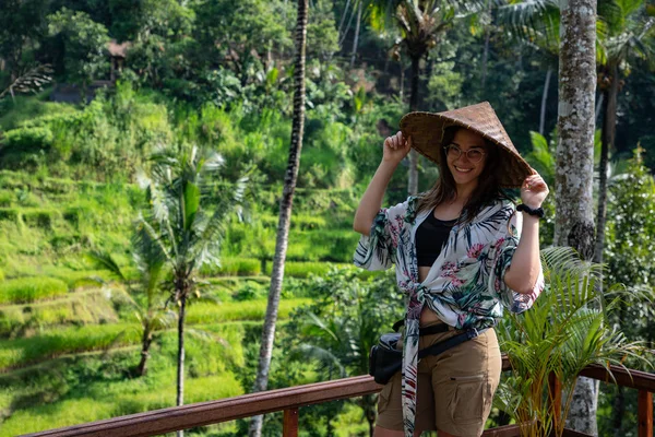 Mooie vrouw met Aziatische hoed op rijstterras in Bali (Indonesië) — Stockfoto