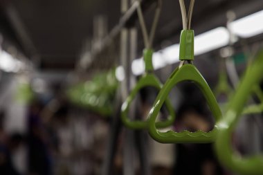 Singapur metro sularının içindeki eleişcilerin yakın çekim