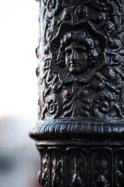 Sokak Lambası yapısına kazınmış dekorasyon