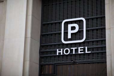 Bir otelin araba ışıklı park işareti