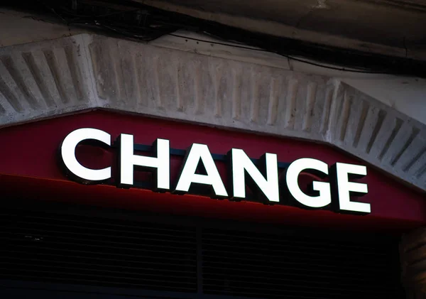 Para değişimi ile gece saatlerinde ışıklı işareti